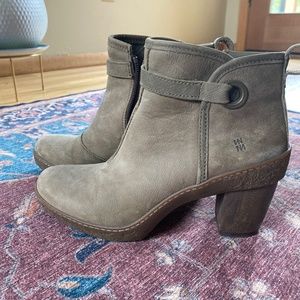 El Naturalista heeled bootie
